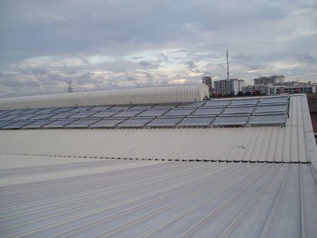 Tấm phẳng thu nhiệt Megasun được bố trí trên mái nhà máy để hấp thụ tối đa năng lượng mặt trời