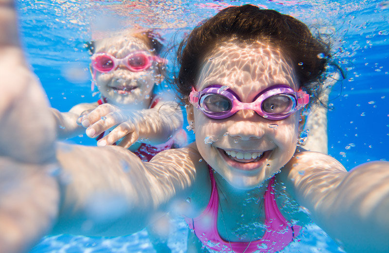 Trẻ em bơi hồ bơi nước nóng Nirvana Heat Pump